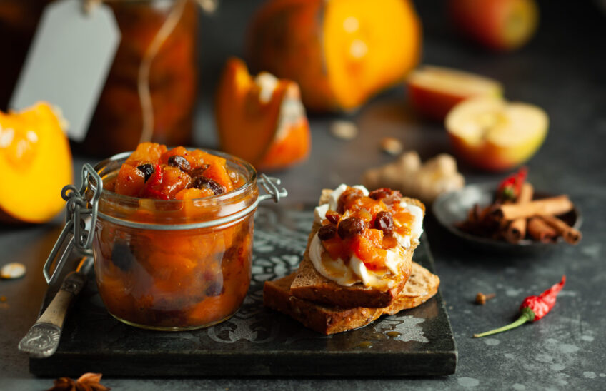 Kürbis Chutney in einem Glas sowie als Aufstrich auf einem Stück Brot